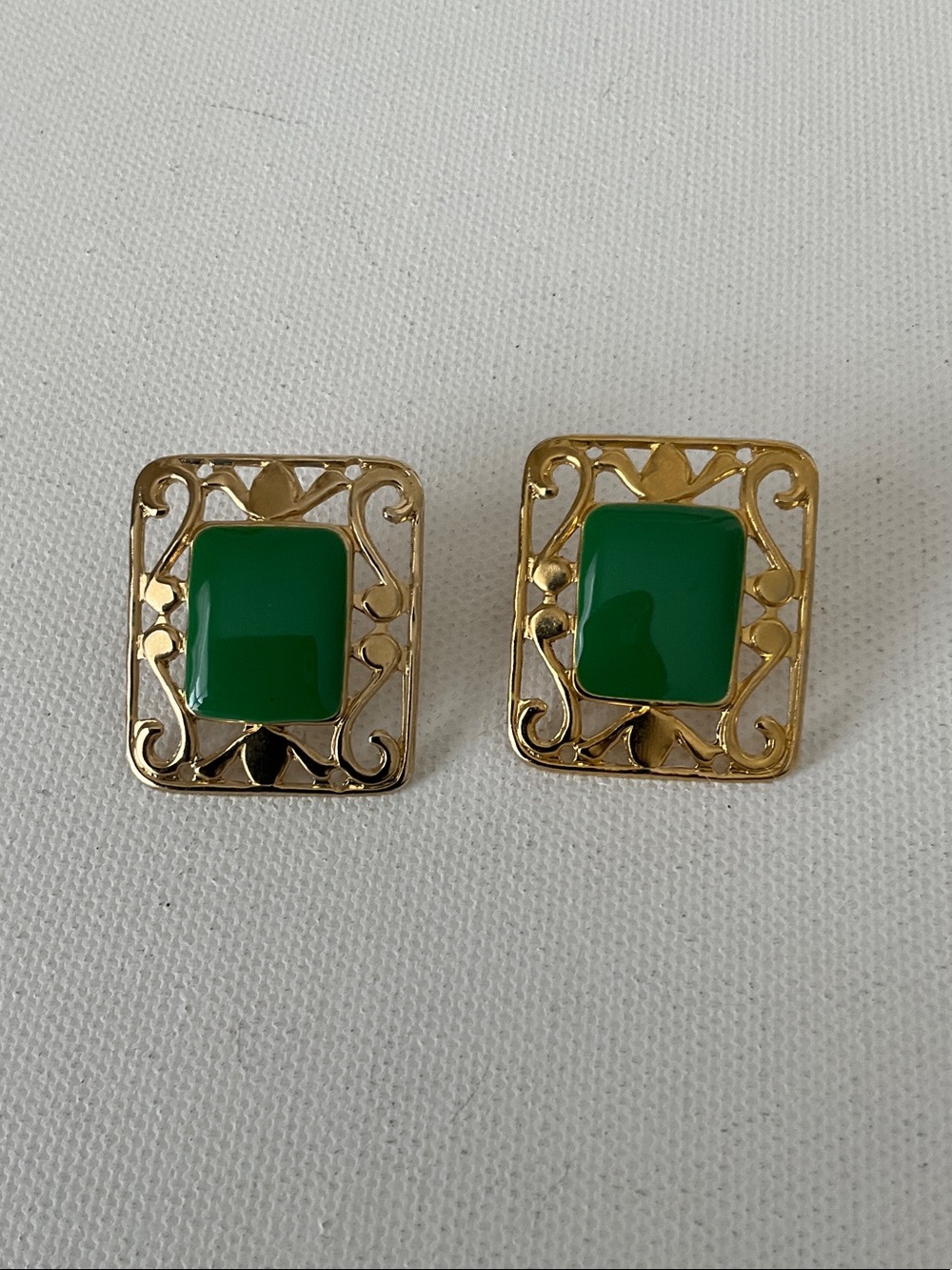 🌺$3.00 must bundle 🌺Gold-Tone Green Stone Square Earrings